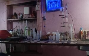 फैक्ट्री संचालित करते उपकरण के फोटो